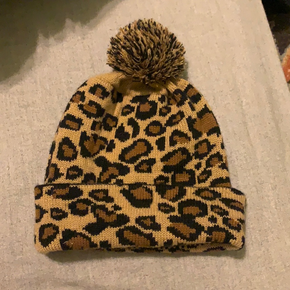 Leopard print pom-pom beanie
